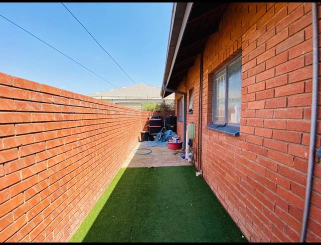 2 BEDROOM TOWNHOUSE FOR SALE IN ANNADALE